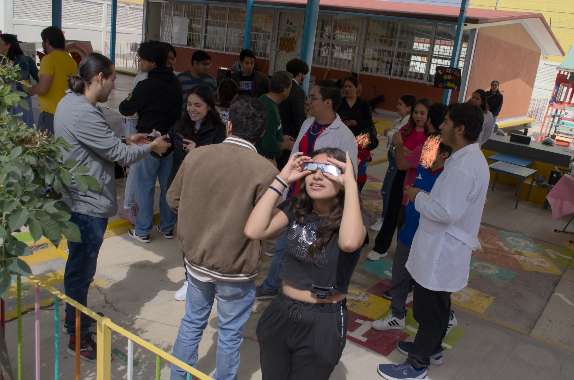 Observando el eclipse solar con lentes de seguridad